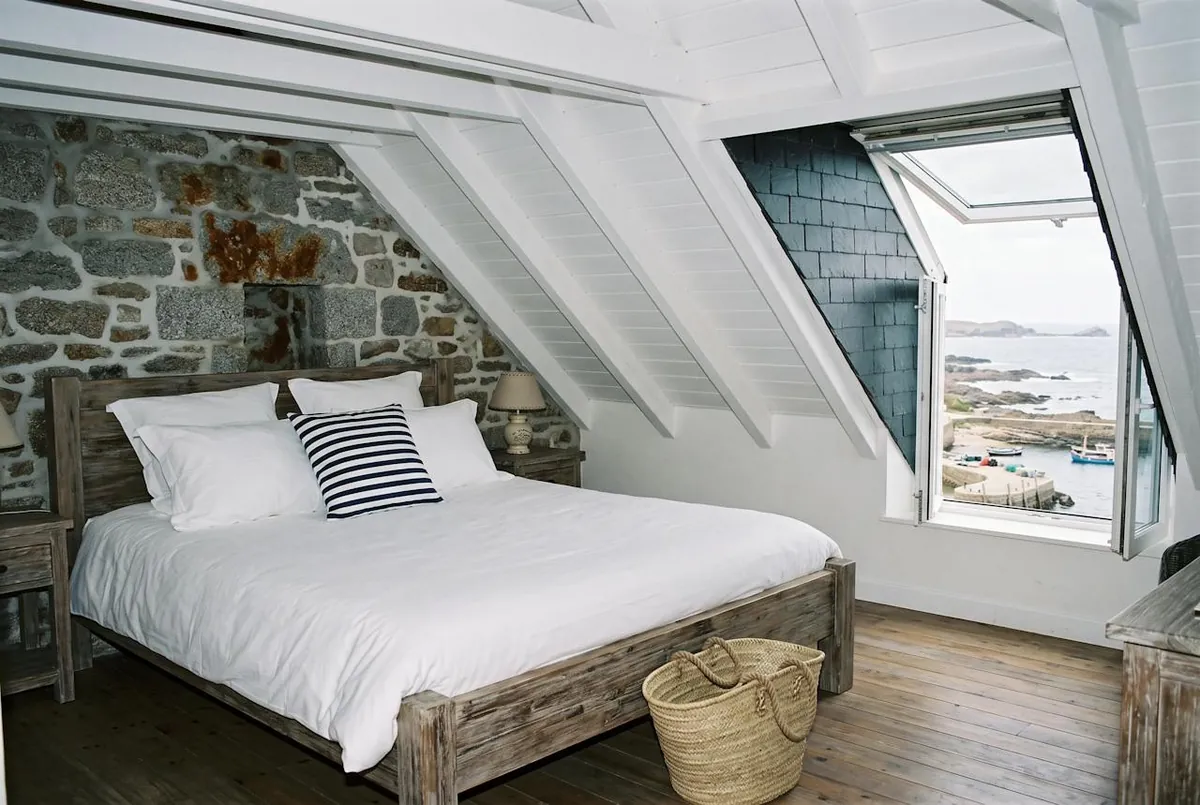 Chambre Sous les toits — la chambre sous les toits et sa fenêtre sur la mer